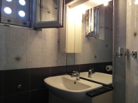 Apartments Keti Korcula Yellow room bathroom